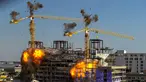 Peledakan dua crane besar pada konstruksi Hard Rock Hotel yang runtuh di New Orleans, Amerika Serikat, Minggu (20/10/2019). Dua crane diledakkan karena kondisinya yang tidak stabil usai konstruksi gedung tersebut runtuh saat pembangunan. (David Grunfeld/Advokat via AP)