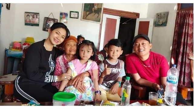 Potret Ratna Antika dan keluarga kecilnya saat mengunjungi neneknya.