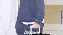 Ia muncul di Bandara Internasional Incheon pada sore hari mengenakan pakaian kasual serba tertutup. [@koreadispatch]