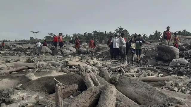Perjuangan Tim Penyelamat Cari Korban Erupsi Gunung Semeru