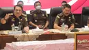 Kepala Bidang Hubungan Media dan Kehumasan Puspenkum Kejagung Tri Sutrisno  bersama Direktur Penyidikan Jampidsus Kejagung Saiful Bahri Siregar (kanan) memberikan keterangan terkait kasus dugaan korupsi tata kelola nikel di Gedung Bundar, Kejaksaan Agung, Jakarta, Senin, 31 Agustus 2026. (KLY/Arie Basuki).