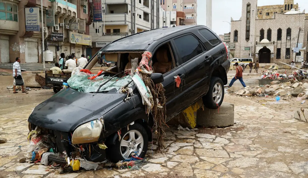 Sebuah mobil rusak usai banjir yang disebabkan oleh Topan Shaheen di Mukalla, Provinsi Hadramaut, Yaman, Kamis (7/10/2021). Topan Shaheen yang melanda negara tetangga, Oman, mempengaruhi wilayah tersebut. (AFP)