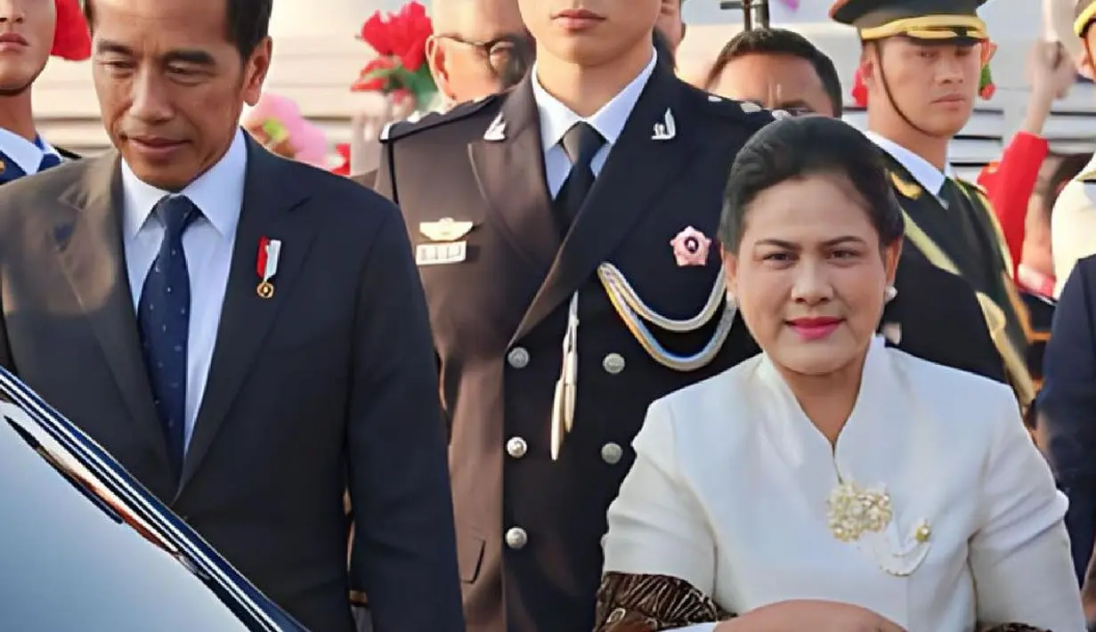 <p>Ibu Negara Iriana Jokowi melengkapi tampilan kebaya putih polosnya dengan selendang batik dan Puspita Melati Brooch dari TULOLA. [@tuloladesigns],</p>