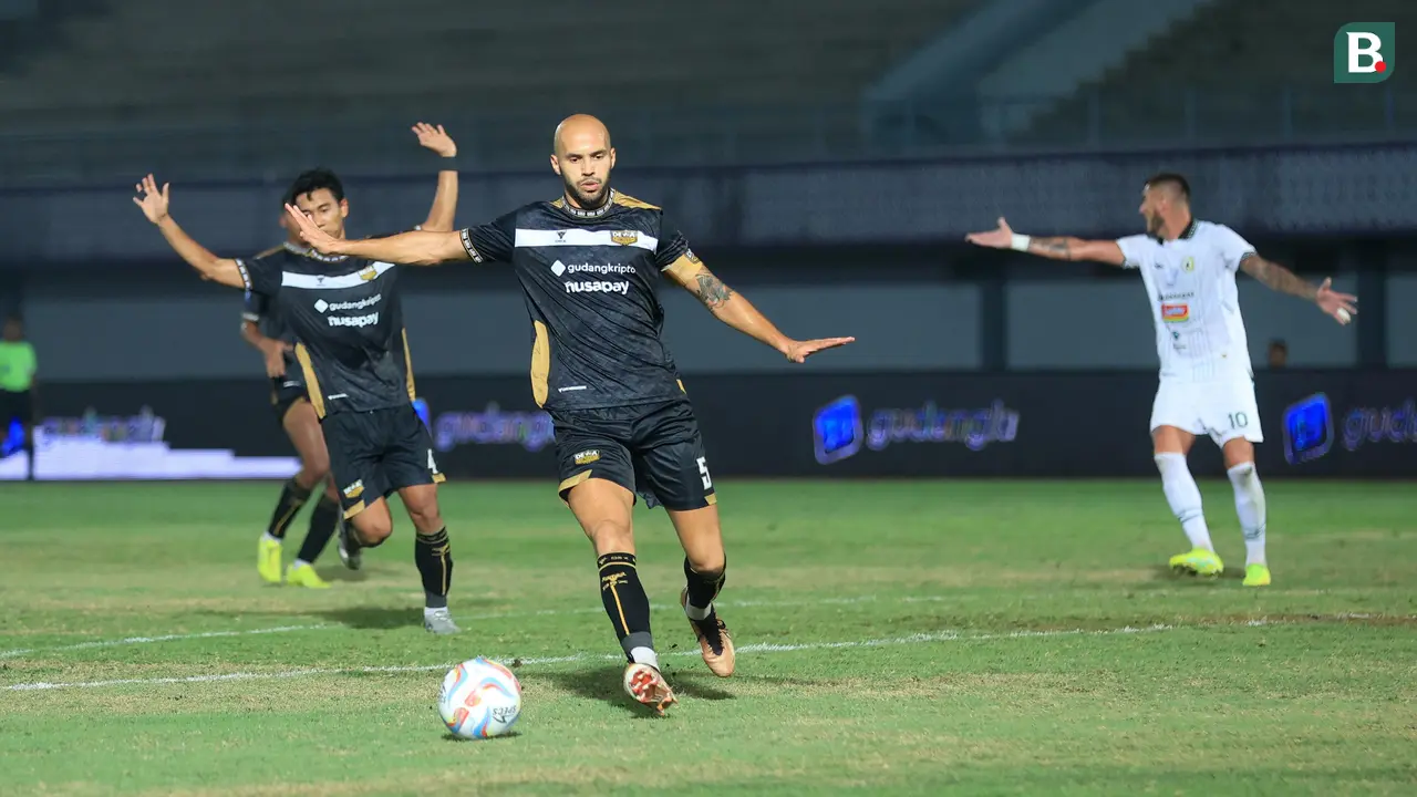 Foto: Momen Pemain PSS Sleman Sering Kehilangan Bola Hingga Salah Umpan saat Melawan Dewa United di Liga 1