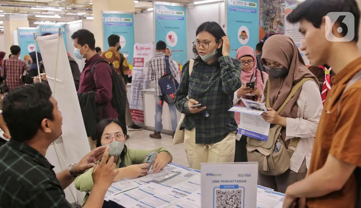 Warga mencari informasi lowongan pekerjaan saat gelaran bursa kerja di Thamrin City, Jakarta, Rabu (12/3/2025). (Liputan6.com/Angga Yuniar)