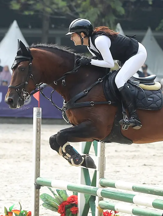"Nah jadi aku sekarang membuat wadah membuat pertandingan yang fungsinya itu lebih untuk pembinaan buat yang baru-baru," kata Nabila Syakieb saat ditemui FIMELA di Arthayasa Stables, kawasan Depok, Jawa Barat, beberapa waktu lalu. [Foto:  Bambang E Ros/Fimela.com]