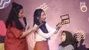 Beauty vlogger, Abel Cantika memperagakan make up kepada model saat beauty session pada acara Vidio Fair 2.0 di Gandaria City, Jakarta, Sabtu (3/11). Acara yang digelar gratis ini mengambil tema One Stop Event You Can Get. (Liputan6.com/Herman Zakharia)