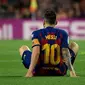 Lionel Messi mengalami cedera pangkal paha saat Barcelona menang 2-1 atas Villarreal pada laga pekan keenam La Liga Spanyol, di Camp Nou, Selasa (24/9/2019) malam waktu setempat. (AFP/Lluis Gene)