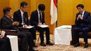 Wakil Presiden Jusuf Kalla (kiri) melakukan pertemuan bilateral dengan Perdana Menteri Jepang Shinzo Abe (kanan) di Tokyo, Jepang, Senin (5/6). Pertemuan itu membahas percepatan realisasi komitmen investasi Jepang ke Indonesia. (Tim Media Wapres)