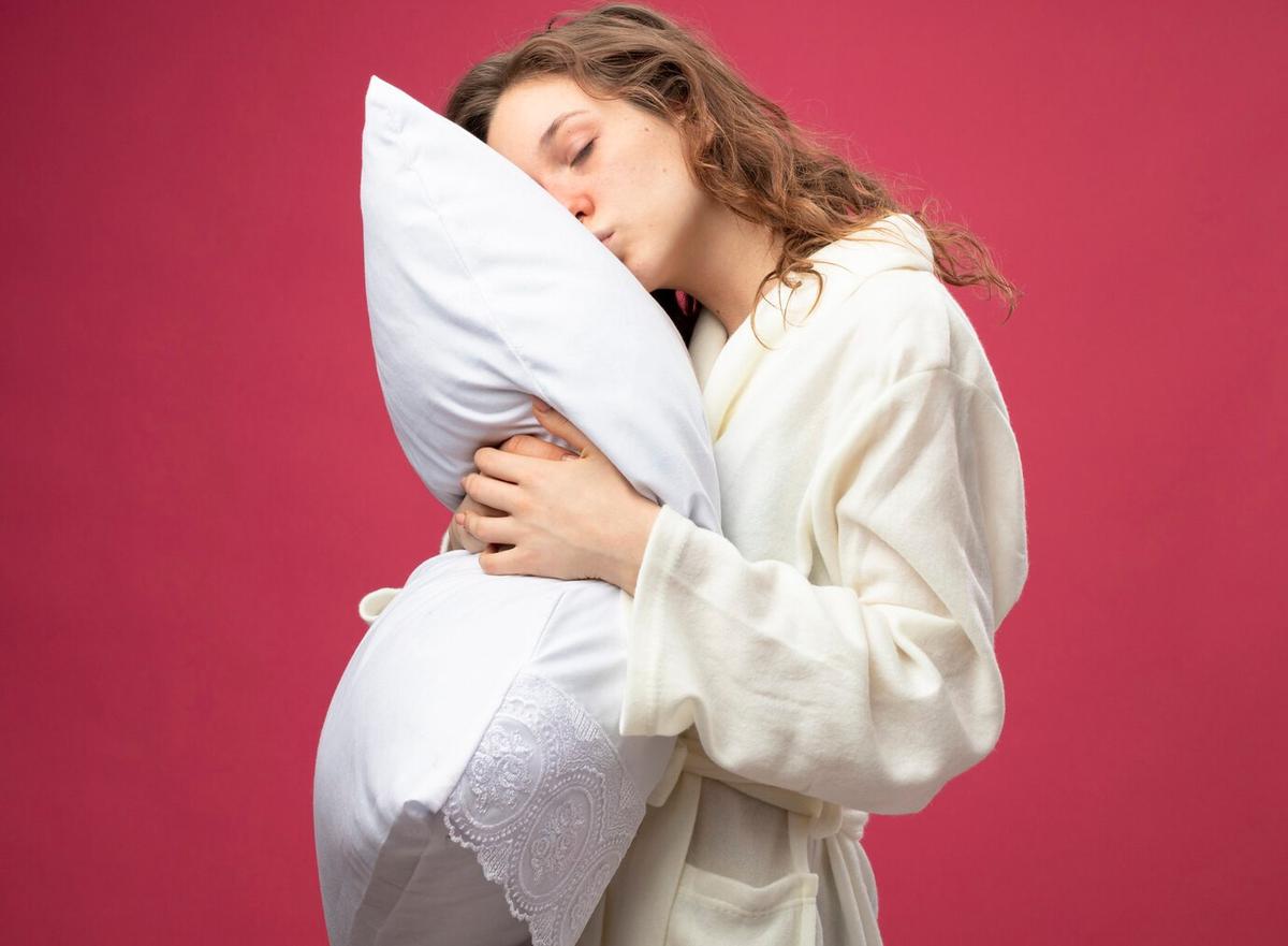 Ilustrasi bantal sutra/freepik.com/stockking