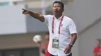 Pelatih Lalenok United, Yance Metmey, saat melawan PSM Makassar pada laga Piala AFC di Stadion Pakansari, Bogor, Jawa Barat, Rabu (29/1/2020). PSM menang 3-1 atas Lalenok United. (Bola.com/M Iqbal Ichsan)