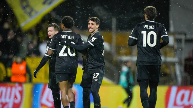 Andrea Cambiaso dan Lois Openda merayakan gol pertama Juventus
