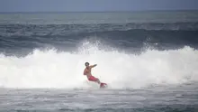 Atlet Timnas Surfing Indonesia, I Made Pajar Ariana saat berlatih di Pantai Berawa, Kuta Utara pada Selasa (15/9/2026), sebagai persiapan Asian Games 2026. (Bola.com/Alit Binawan)