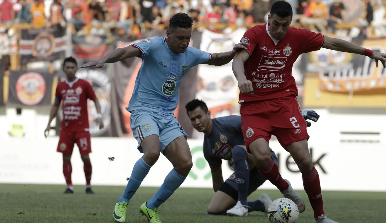 Bek Persija Jakarta, Alexandre Luiz, berebut bola dengan gelandang Persela Lamongan, Rafael De oliveira, pada laga Shopee Liga 1 di Stadion Wibawa Mukti, Bekasi, Jumat (15/11). Persija menang 4-3 atas Persela. (Bola.com/Yoppy Renato)