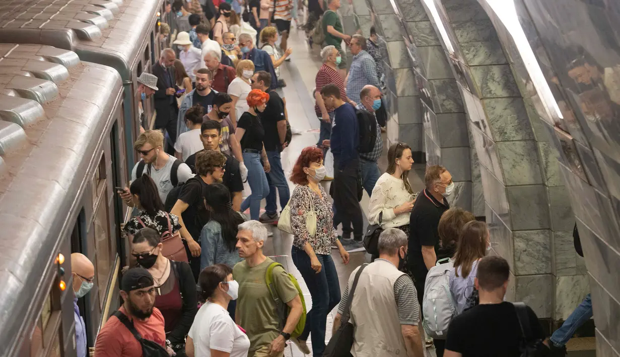 Orang-orang terlihat di sebuah stasiun kereta bawah tanah di Moskow, Rusia (23/6/2020). Rusia melaporkan 7.425 kasus COVID-19 dalam 24 jam terakhir, sehingga totalnya menjadi 599.705, demikian disampaikan pusat tanggap COVID-19 negara tersebut. (Xinhua/Alexander Zemlianichenko Jr)
