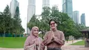 Tampil bak Melayu Couple, Anisa Rahma terlihat serasi dengan suami. Anisha kenakan pleated dress dengan lengan terumpet. Sedangkan sang suami kenakan baju muslim pria dengan kain songket. [@anisarahma_12]