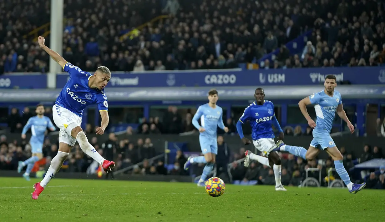 Penyerang Everton, Richarlison menendang bola saat bertanding melawan Manchester City pada pertandingan lanjutan Liga Inggris di Goodison Park di Liverpool, Inggris, Minggu (27/2/2022). Man City menang tipis atas Everton 1-0. (AP Photo/Jon Super)