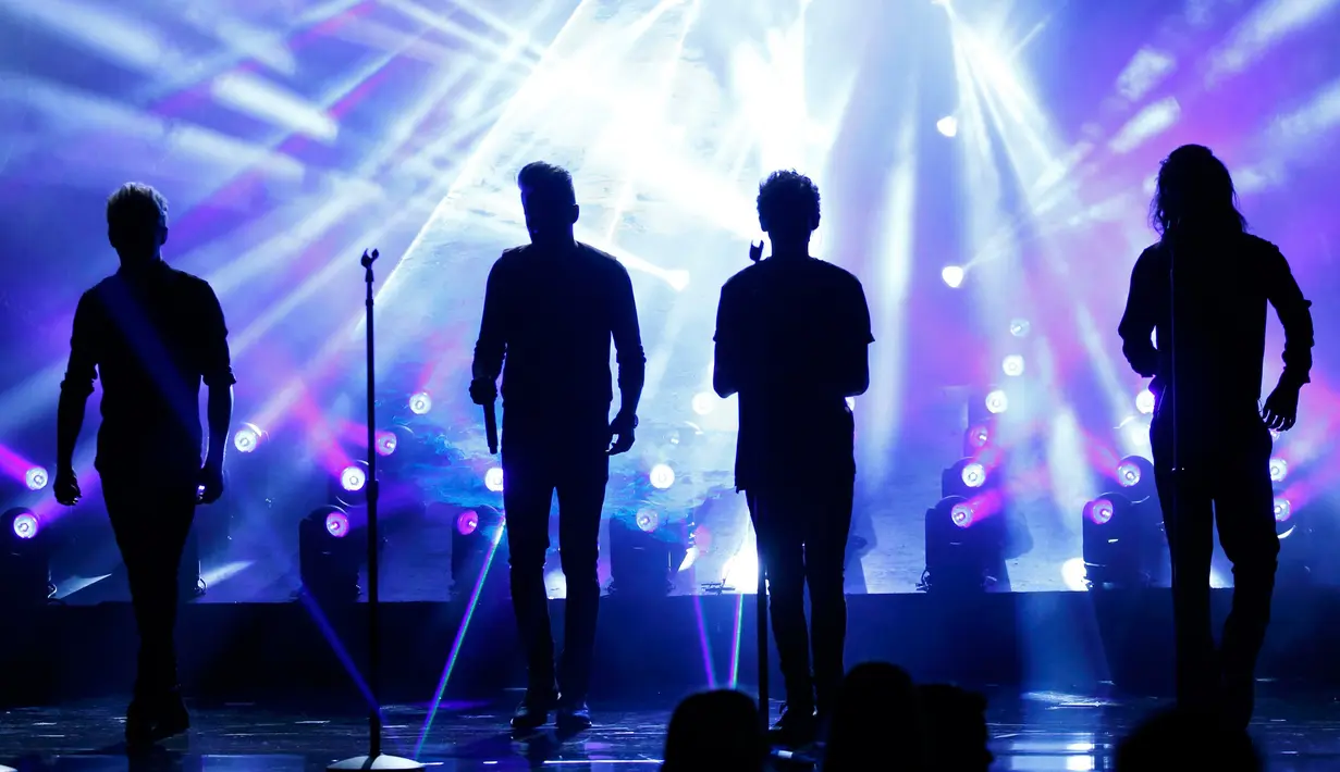 One Direction membawakan single terbarunya berjudul "Perfect" saat mengisi acara American Music Awards 2015 di Los Angeles, California, (22/11/2015). Mereka memenangkan Grup atau band terfavorit dan Artist of the Year. (REUTERS/Mario Anzuoni)