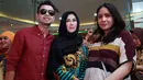 Raffi Ahmad bersama orang-orang tercintanya, Amy Qanita dan Nagita Slavina, dalam acara pembukaan klinik kecantikan ‘Nibelth Medical Centre’ di Kebayoran Lama, Jakarta Selatan, Rabu (12/8/2015). (Deki Prayoga/Bintang.com)