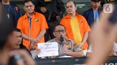 Kabid Humas Polda Metro Jaya Kombes Yusri Yunus menunjukkan barang bukti saat rilis kasus pencemaran nama baik terhadap Rektor Universitas Negeri Manado melalui media sosial di Jakarta, Selasa (18/2/2020). Dalam kasus ini, polisi menangkap dua orang berinisial FJR dan JSR. (merdeka.com/Imam Buhori)