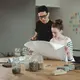 Salah satu aktivitas sederhana yang bisa dilakukan di rumah adalah memory jar. Aktivitas ini mengajak anak mengingat berbagai momen berharga melalui simbol visual seperti warna, tulisan, atau benda kecil yang memiliki makna khusus.  (foto/dok: freepik/wavebreakmedia_micro)