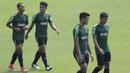 Para pemain Timnas Indonesia U-22 tampak lelah usai latihan di Stadion Madya, Jakarta, Selasa (8/1). Latihan ini merupakan persiapan jelang Piala AFF U-22. (Bola.com/Vitalis Yogi Trisna)