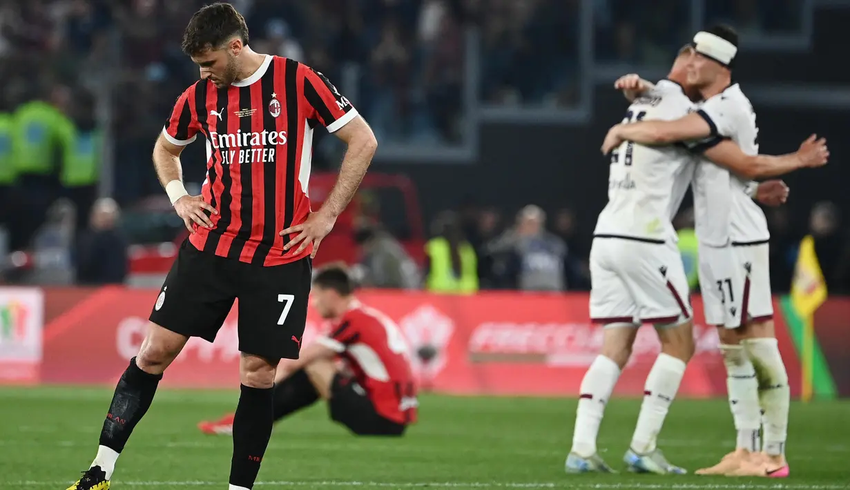 Di final, tim asuhan Vincenzo Italiano berhasil mengandaskan perlawanan AC Milan dengan skor 1-0. (Isabella BONOTTO/AFP)