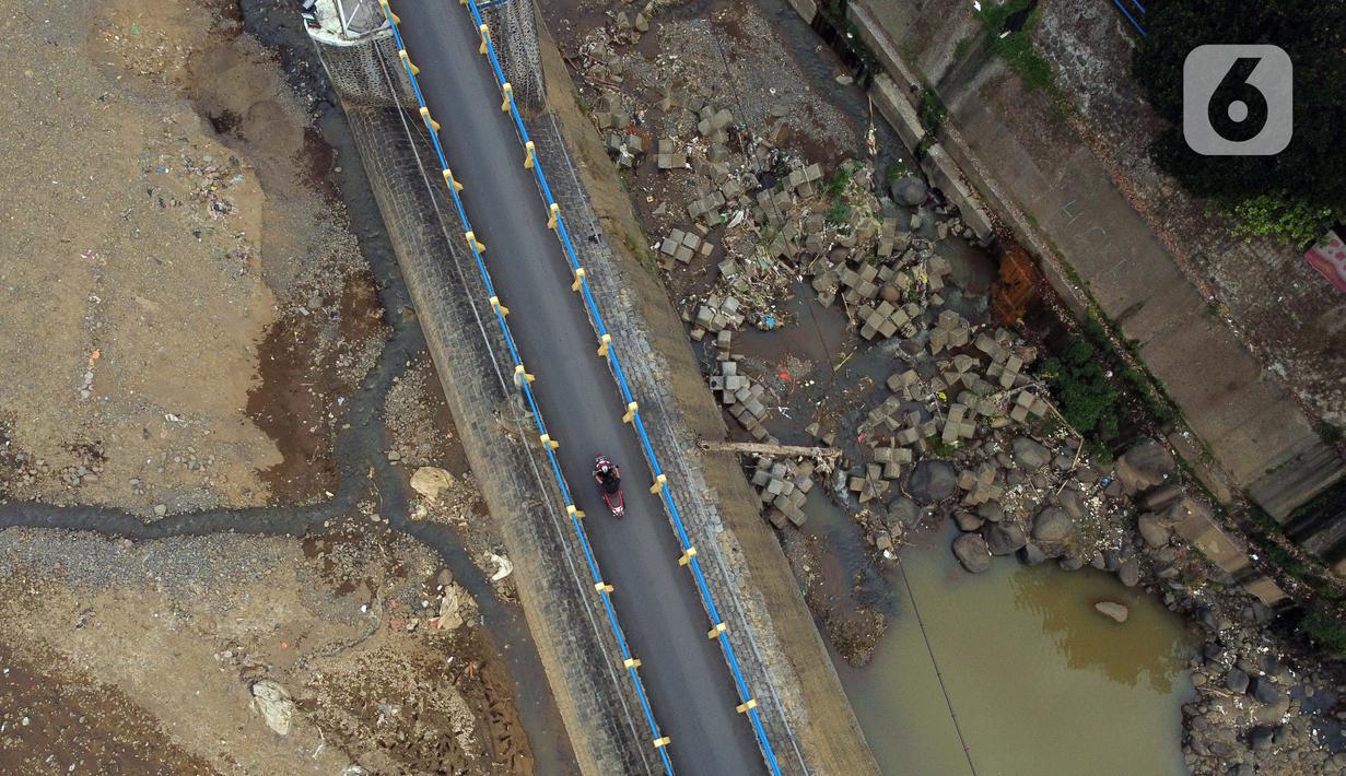 Foto udara memperlihatkan kendaraan melintasi Bendung Katulampa, Kota Bogor, Jawa Barat, Senin (3/8/2020). Debit air sungai Ciliwung di Bendung Katulampa mengalami penyusutan sejak satu bulan terakhir memasuki awal musim kemarau dengan ketinggan air 0 cm. (Liputan6.com/Helmi Fithriansyah)