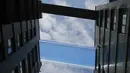Kolam langit atau sky pool pertama di dunia dengan dasar kaca dan pemandangan dari ketinggian 115 kaki di atas jalanan London, Selasa (27/4/2021). Para penghuni yang sedang berenang bisa sekaligus menikmati pemandangan cakrawala London, termasuk London Eye dan Westminster. (AP Photo/Frank Augstein)