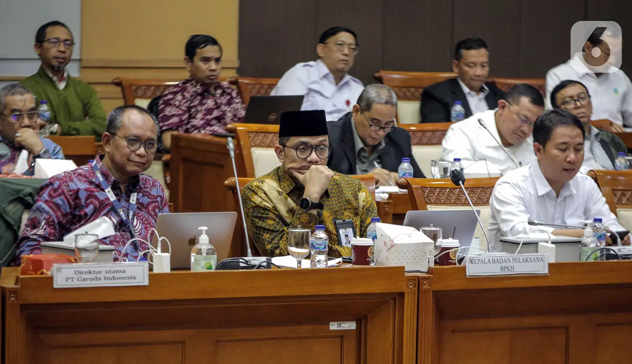 Dirjen Penyelenggaraan Haji dan Umrah (PHU) Hilman Latief (kanan) dan Kepala Badan Pengelola Keuangan Haji (BPKH) Fadlul Imansyah (tengah) menyampaikan paparan saat rapat dengar pendapat bersama Komisi VIII DPR di Kompleks Parlemen, Senayan, Jakarta, Selasa (14/2/2023). Pengumuman terkait besaran biaya haji terpaksa ditunda hingga besok lantaran pemerintah bersama Panja Komisi VIII DPR masih belum menemui kesepakatan. (Liputan6.com/Faizal Fanani)