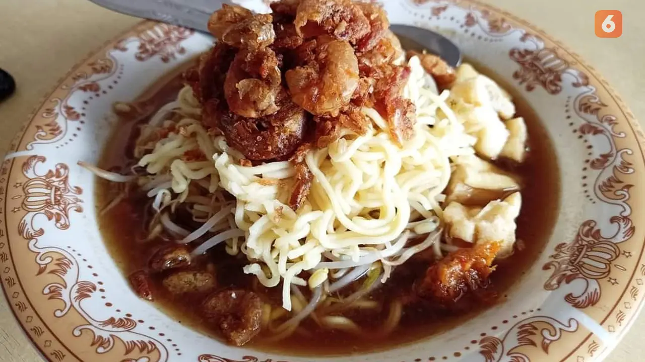 Lezatnya Lontong Mie Udang Babah Hoi