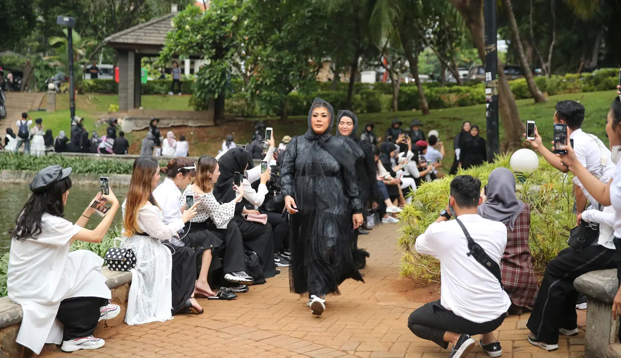 Barli Asmara Rilis Koleksi Monokrom (Adrian Putra/Fimela.com)