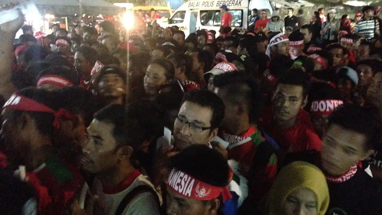 Suporter Berdesakan