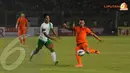 Wesley Sneijder beberapa kali merepotkan lini pertahanan Timnas Indonesia pada pertandingan ang digelar di Stadion GBK Jakarta 7 Juni 2013 (Liputan6.com/Helmi Fithriansyah)