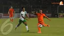 Wesley Sneijder beberapa kali merepotkan lini pertahanan Timnas Indonesia pada pertandingan ang digelar di Stadion GBK Jakarta 7 Juni 2013 (Liputan6.com/Helmi Fithriansyah)