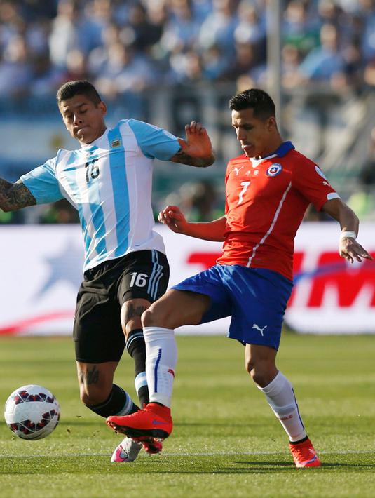 Penyerang Chili, Alexis Sanchez (kanan) berusah melewati bek Argentina, Marcos Rojo saat final Copa America 2015 di Stadion Nasional, Santiago, Chili, (4/7/2015). Chili menang lewat adu penalti atas Argentina dengan skor 4-1. (REUTERS/Marcos Brindicci)