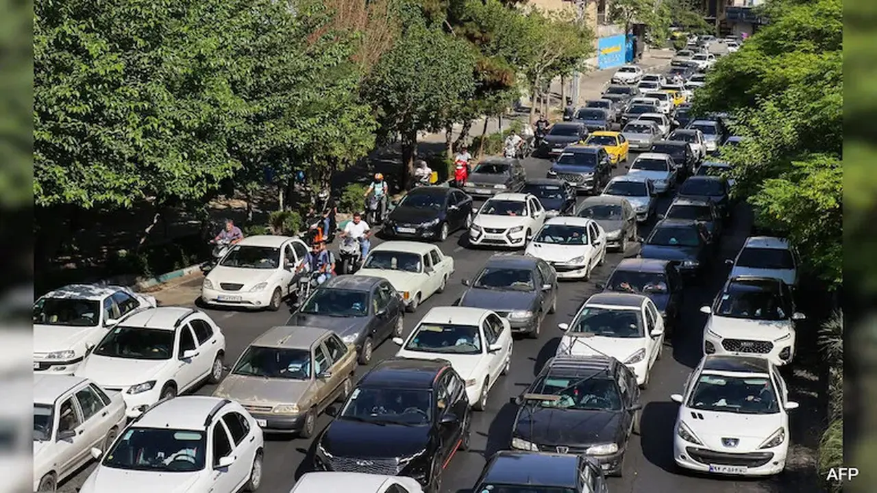 Macet, antrean kendaraan mencoba keluar dari Ibu Kota Iran, Teheran pada Senin (16/6/2025) akibat gempuran Israel sejak Jumat (13/5/2025). (AFP)