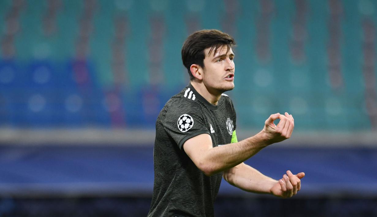 Bek Manchester United, Harry Maguire, saat melawan RB Leipzig pada laga Liga Champions di Red Bull Arena, Rabu (9/12/2020). MU takluk dengan skor 3-2. (ANNEGRET HILSE / POOL / AFP)