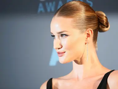 Model Rosie Huntington Whiteley tampil cantik saat tiba pada ajang Critics' Choice Awards ke-21 di Santa Monica, California, Minggu (17/1). Rosie Huntington merupakan tunangan aktor Jason Statham. (REUTERS/Danny Moloshok)