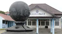 Patung bola yang berdiri kokoh di bagian depan Museum PSSI (Bola.com/Vincentius Sawarno)