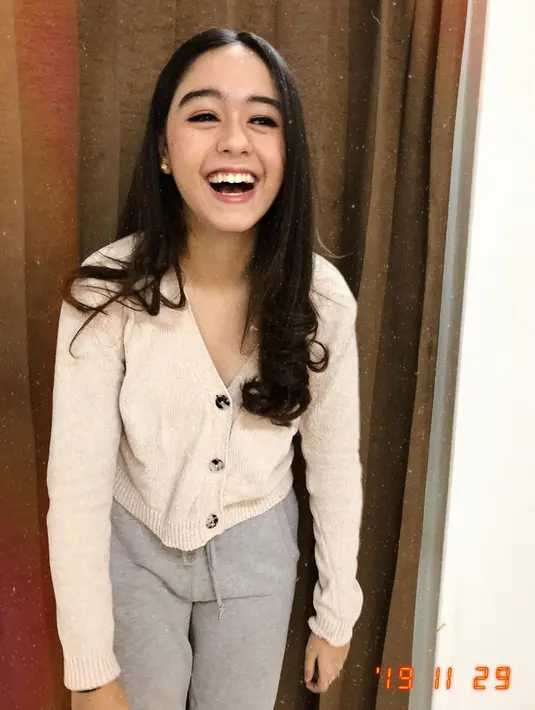 Menjadi seorang publik figur, Yasamin Jasem pandai memadu padankan outfit. Banyak penggemar yang memuji penampilan bintang muda ini. Kini ia tampil simpel dengan sweater yang dipadukan dengan joger pants. Penampilannya itu terlihat kece dan cantik. (Liputan6.com/IG/@yasaminjasem)
