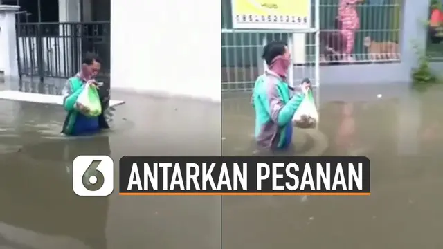 Menjalani pekerjaan dengan sepenuh hati ditunjukan seeorang driver ojek online ini yang tetap antarkan pesanan walau separuh badannya basah saat menerjang banjir.