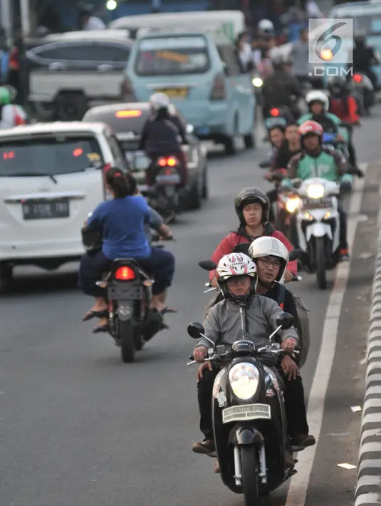 Pengendara motor nekat berlawan arah di kawasan Klender, Jakarta, Kamis (11/7/2019). Demi mempersingkat jarak tempuh dan menghindari kemacetan, para pengendara sepeda motor di kawasan ini nekat berlawan arah yang sesungguhnya dapat mengancam keselamatan. (merdeka.com/Iqbal S. Nugroho)