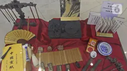 Koleksi alat tulis di Museum Tionghoa  Hakka Indonesia, Taman Mini Indonesia Indah, Jakarta, Selasa (21/1/2020). Museum tersebut menampilkan sejarah kedatangan dan percampuran budaya orang Tionghoa di kepulauan Nusatara. (Liputan6.com/Herman Zakharia)