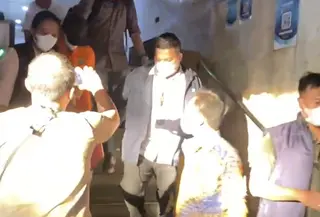 Dua orang yang ditetapkan sebagai tersangka dalam kasus tantangan (challenge) hafalan Al-Qur'an dengan imbalan minuman keras (miras) di konser The Sounds Project, Ancol, Jakarta Utara, digiring ke rumah tahanan (rutan) pada Kamis (13/8/2026). (Foto: Istimewa)