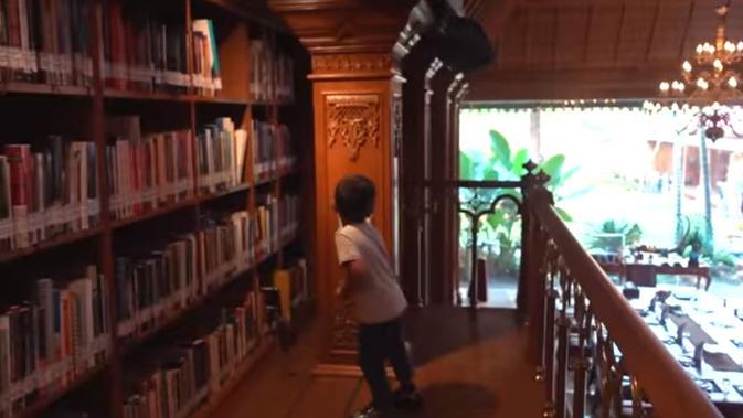 Perpustakaan pribadi BJ Habibie. (dok. Youtube The Bramantyo/Dinny Mutiah)