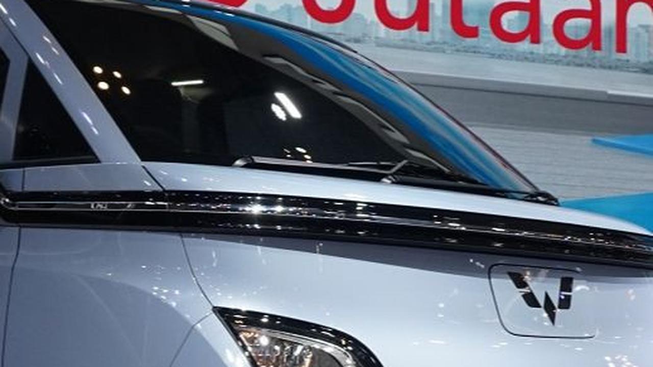 Mobil Listrik Paling Murah di GIIAS 2023: Wuling Air ev Lite versus Seres E1 Type B!