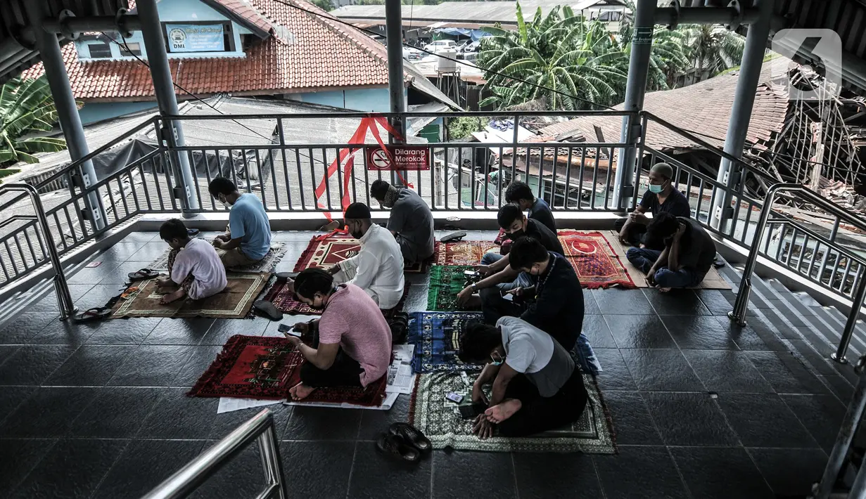 Umat Islam mendengarkan ceramah saat menunaikan salat Jumat di Stasiun Kampung Bandan, Jakarta, Jumat (7/5/2021). Jemaah Masjid Al-Hidayah salat Jumat di Stasiun Kampung Bandan karena keterbatasan lahan, terlebih jumlah meningkat di saat Ramadan. (merdeka.com/Iqbal S. Nugroho)
