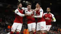 Para pemain Arsenal merayakan gol yang dicetak oleh Mathieu Debuchy ke gawang BATE Borisov pada laga Liga Europa di Stadion Emirates, Jumat (8/12/2017). Arsenal menang 6-0 atas BATE Borisov. (AP/Kirsty Wigglesworth)