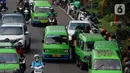 Sejumlah angkutan kota (angkot) berhenti di bahu jalan, Bogor, Jawa Barat, Selasa (28/1/2020). Masih banyaknya angkot yang menaikkan dan menurunkan penumpang tidak pada tempatnya mengakibatkan lalu lintas semrawut. (merdeka.com/Magang/Muhammad Fayyadh)